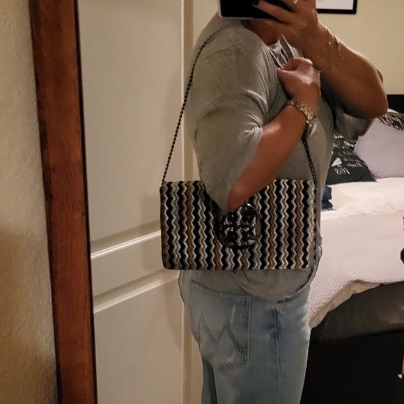 100% authentic guaranteed Tory Burch Reva purse in great condition - Picture 8 of 8